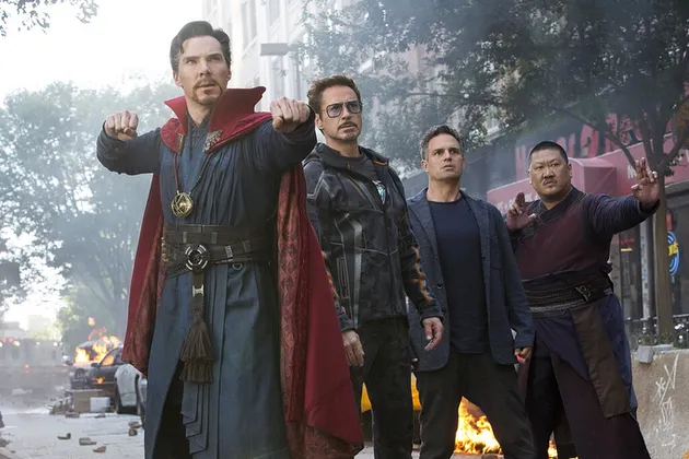 Untuk membasmi ancaman yang berpotensi menghancurkan bumi, para superhero MCU pun membentuk tim yang tersebar di beberapa area. Seperti halnya Dr. Strange dan Wong yang terkenal dengan kekuatan supranaturalnya harus bersatu dengan tech geek seperti Iron Man serta monster hijau Hulk.
