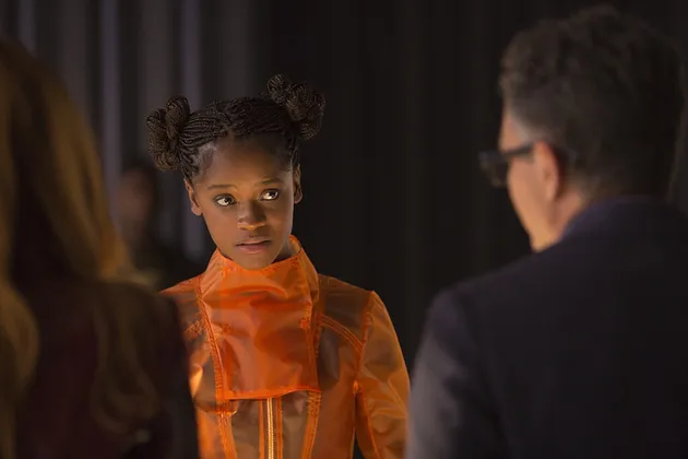 Shuri, adik dari T'Challa yang super genius dan berhasil menciptakan beberapa teknologi mutakhir dari vibranium tengah berbincang-bincang cukup serius dengan Bruce Banner dan Scarlet Witch. Kira-kira rencana besar apa yang akan mereka eksekusi di THE AVENGERS: INFINITY WAR?