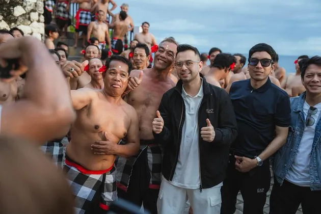 The Dudas Minus One bareng penari kecak