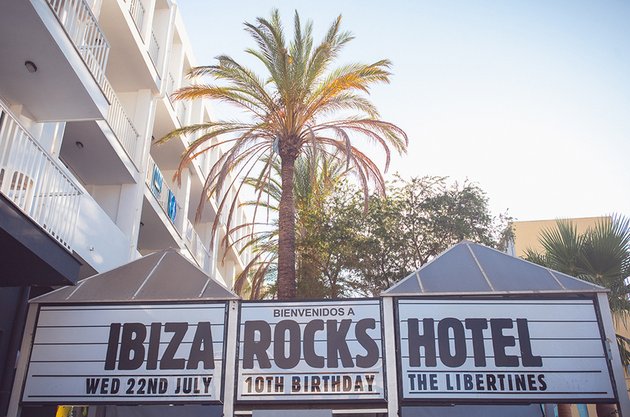 The Libertines menggelar perayaan 10 tahun penampilan mereka di Ibiza pada tanggal 22 Juli lalu. Penasaran melihat penampilan mereka?