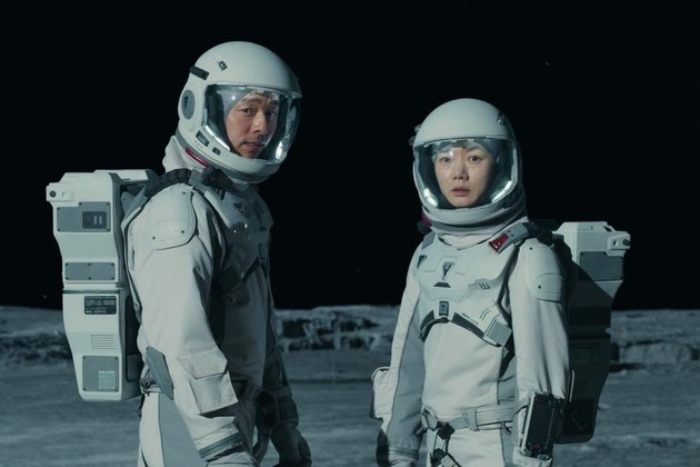 'The Silent Sea' will be airing on Netflix in 2 days, Portraits of Gong Yoo and his team on the Moon are intriguing!