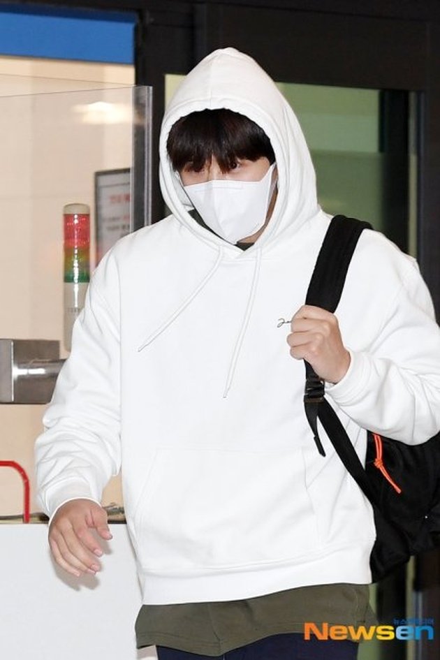 Arriving from Thailand, Kim Seon Ho's Portrait Returning to Korea and Already Handsome in the Morning at the Airport