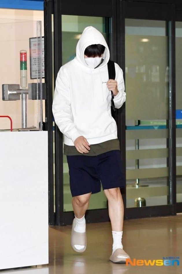 Arriving from Thailand, Kim Seon Ho's Portrait Returning to Korea and Already Handsome in the Morning at the Airport