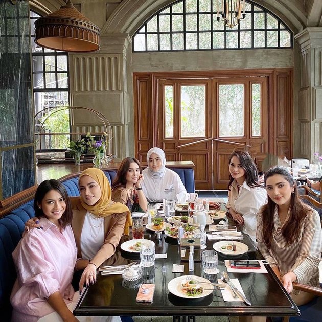 No Nindy Ayunda, Here are 6 Photos of Olla Ramlan's Socialite Gang Gathering: I'm Very Happy!: 