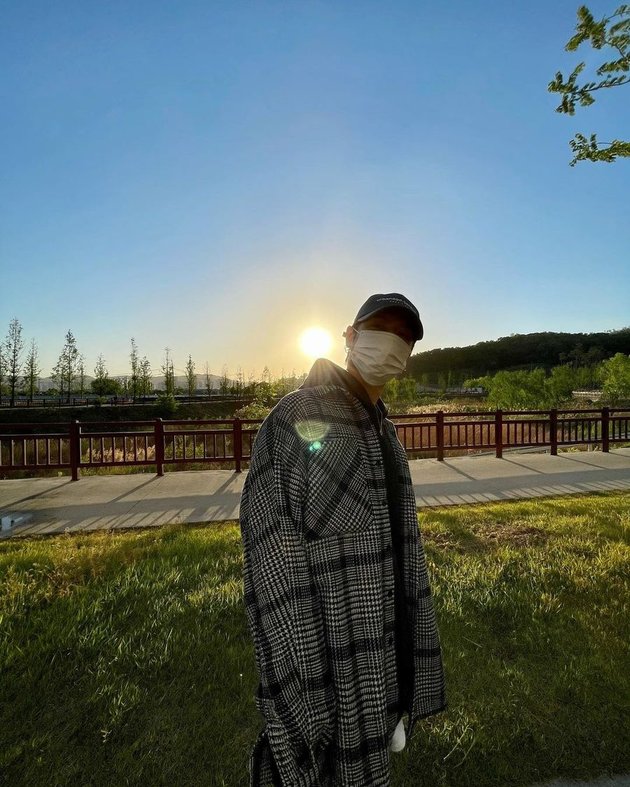 Yugyeom sepertinya masih merindukan para member. Pada postingan foto dengan matahari terbit sebagai latar belakang ini, ia menulis caption 
