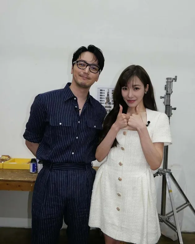 Tiffany Young dan Byun Yo Han Tersenyum