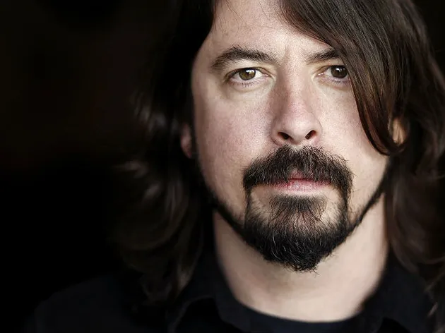 Bayi lelaki lahir dari pasangan guru dan pembuat berita di kota Warren, Ohio, 14 Januari 1969. Ia diberi nama David Eric Grohl.