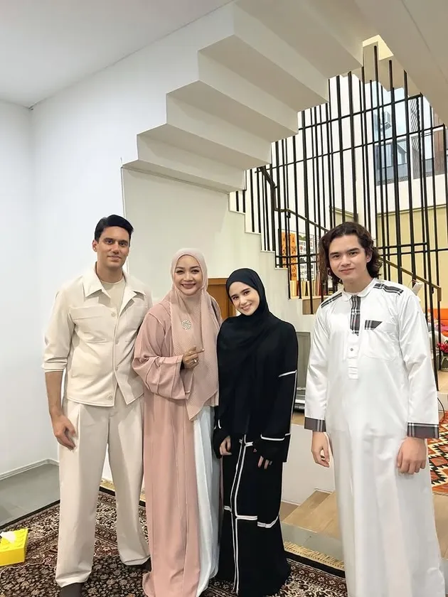 Tissa Biani dan Dul Jaelani pakai gamis