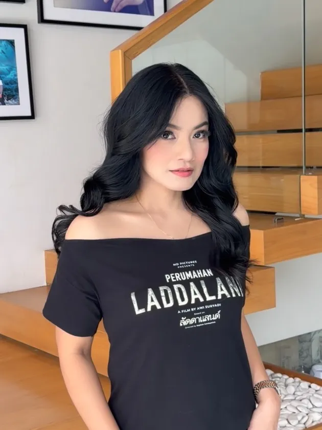 Titi Kamal Pakai Kaus PERUMAHAN LADDALAND