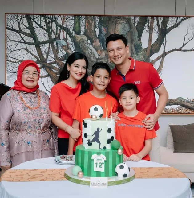 Titi Kamal dan keluarga di ultah Juna