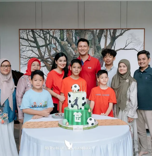 Titi Kamal dan keluarga rayakan ultah Juna