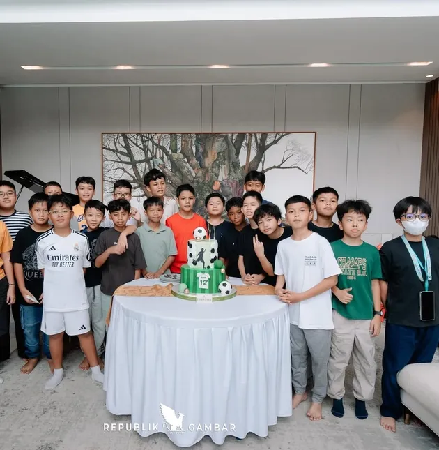 Juna bersama sahabat-sahabatnya