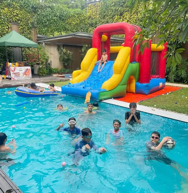 Juna main di kolam di hari ultahnya