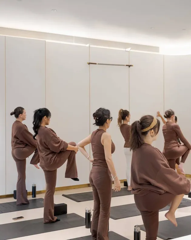 Artis pemanasan sebelum yoga