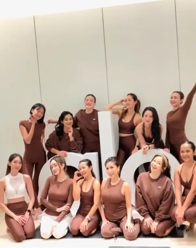 Titi Kamal yoga bareng teman