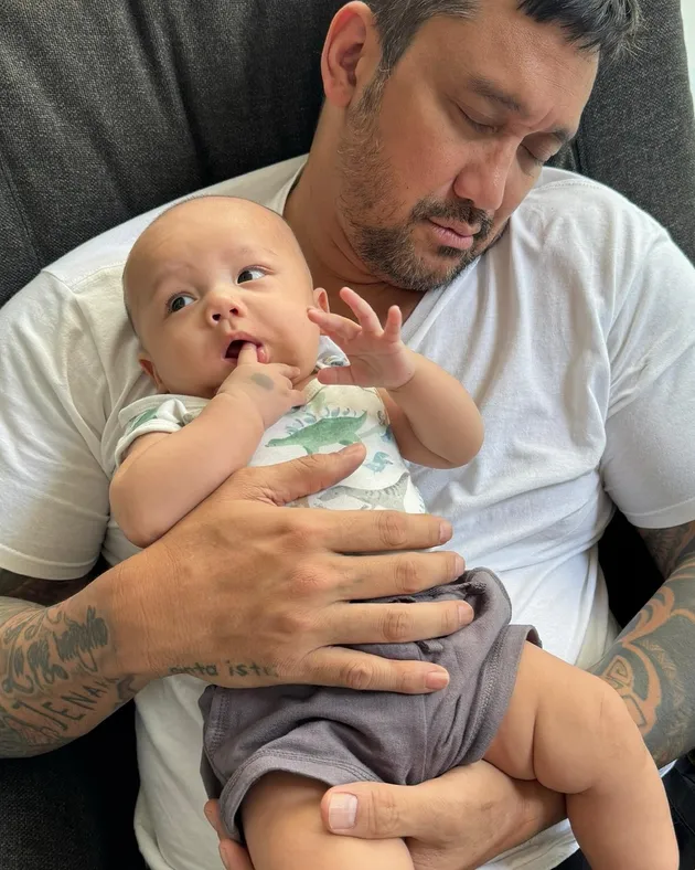 Tora Sudiro Ketiduran Pangku Cucu