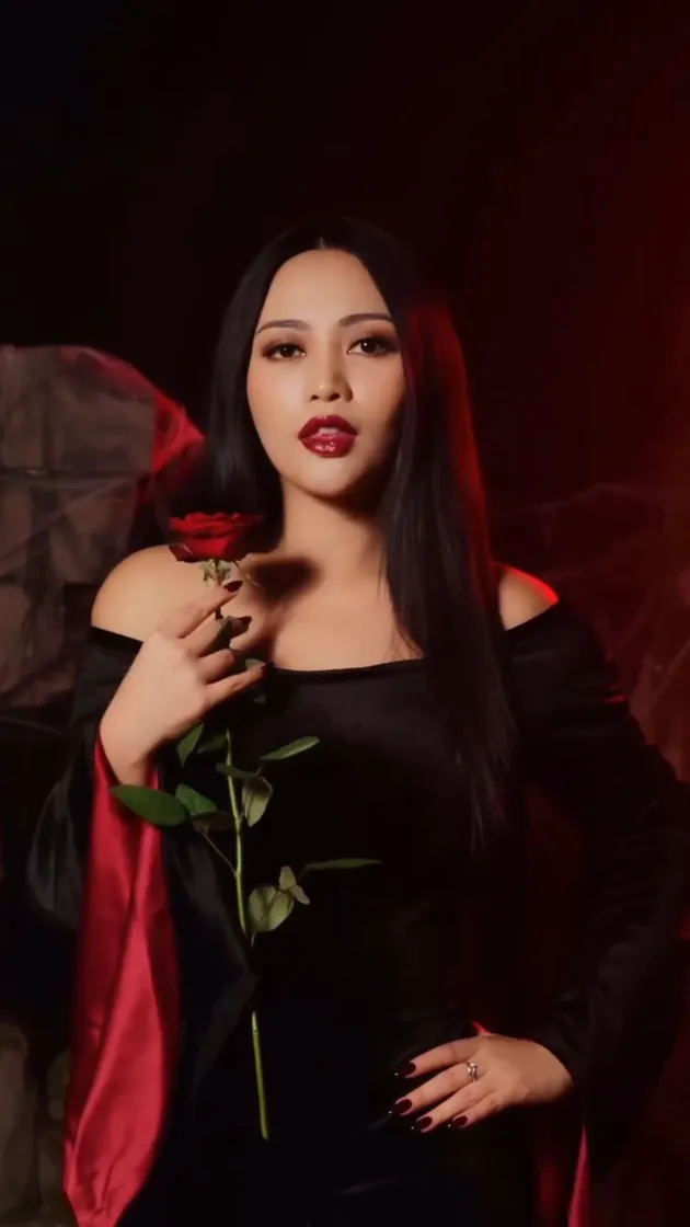 Rachel Vennya cosplay Morticia Addams