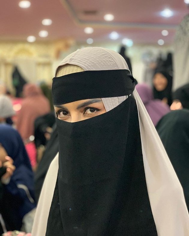 Total Commitment to Hijrah, Here are 7 Photos of Five Vi who Now Wears Hijab and Looks Confident in Wearing a Veil