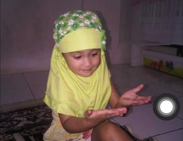 Leya berhijab dan berdoa