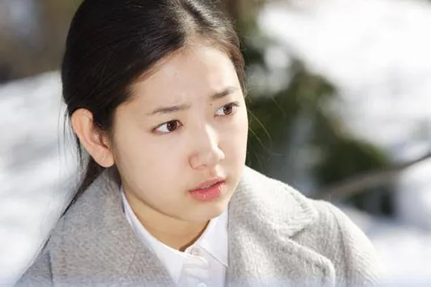 Park Shin Hye mengawali karirnya dalam drama lewat drama populer banget STAIRWAY TO HEAVEN. Jadi bintang cilik, ia pun menerima banyak pujian karena akting dan wajahnya yang begitu cute. Namun sayangnya, saat ia tumbuh dewasa, cukup banyak komentar negatif soal penampilannya karena tubuh yang dianggap gendut.