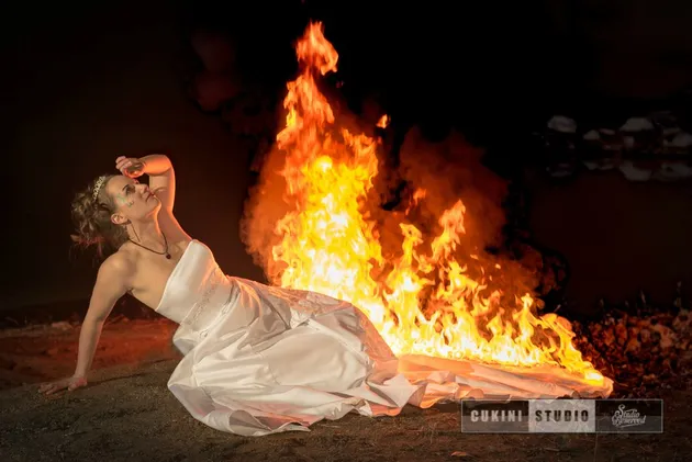 viral, tren viral, trash the dress, tren bakar gaun