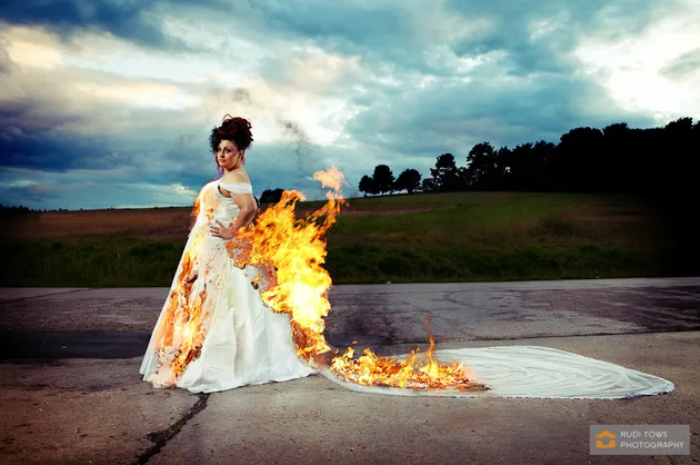viral, tren viral, trash the dress, tren bakar gaun