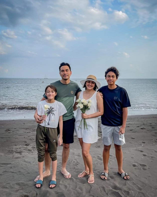 Trending Because of the Tweet 'Ahuh-Ahuh-an', 11 Latest Photos of Darius Sinathrya who is Always Affectionate with Donna Agnesia - Family Man Loves Family