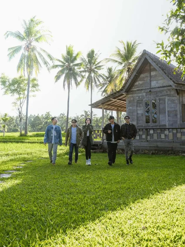 The Dudas-1 dan Niken Anjani pose dengan latar pemandangan alam