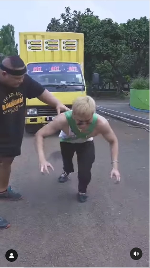 His Body is Not Ordinary, Azka Corbuzier's Portrait Successfully Pulls a Truck with His Body - Very Strong