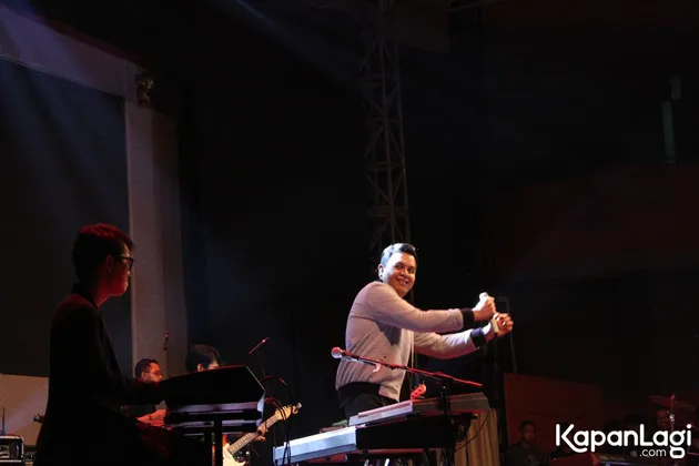 Momen menarik justru terjadi saat Tulus usai membawakan lagu Sepatu.