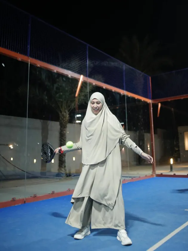 Tyas Mirasih main padel pakai gamis