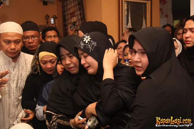 TANGIS ANAK DAN ISTRI UJE JELANG PEMAKAMAN SANG USTAD 