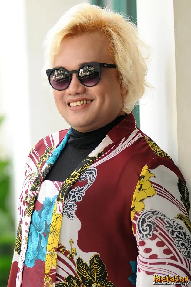 TATA LIEM KENAKAN KEBAYA ALA KARTINI DI PERTUNANGAN ADJI 