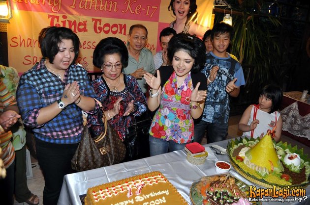 TINA TOON DI PERAYAAN ULANG TAHUNNYA YANG KE17