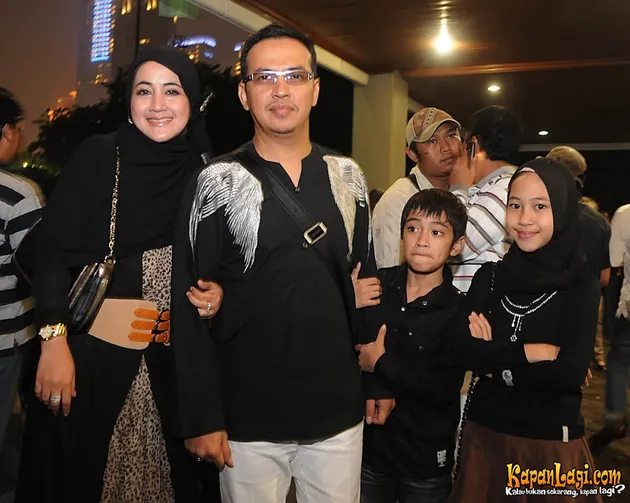 Keluarga yang tampak begitu bahagia.