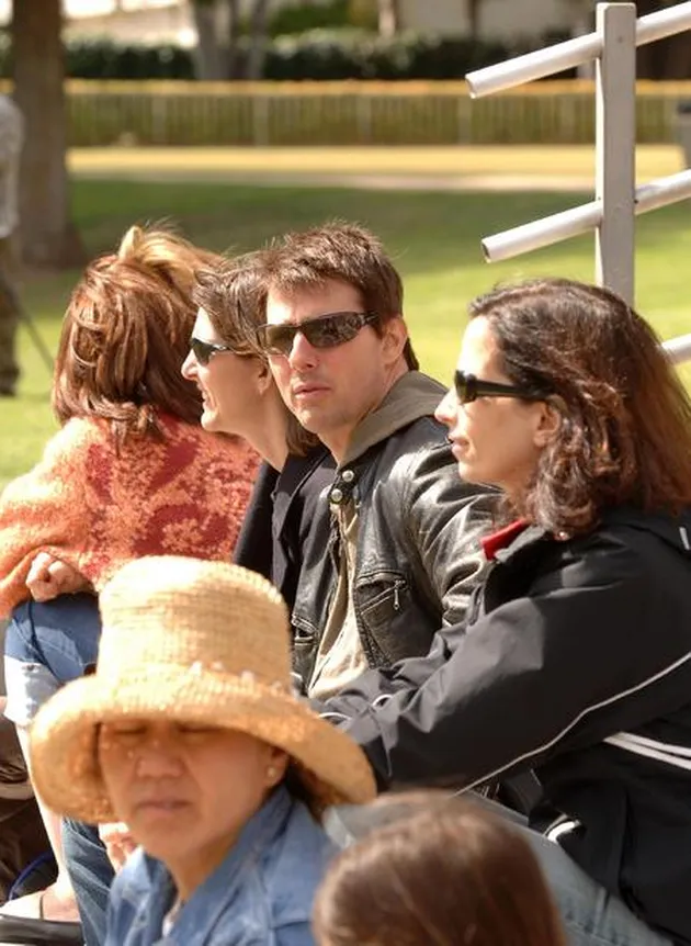 tom cruise dan katie holmes di lapangan bisbol