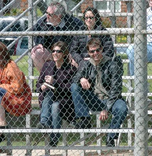 tom cruise dan katie holmes di lapangan bisbol