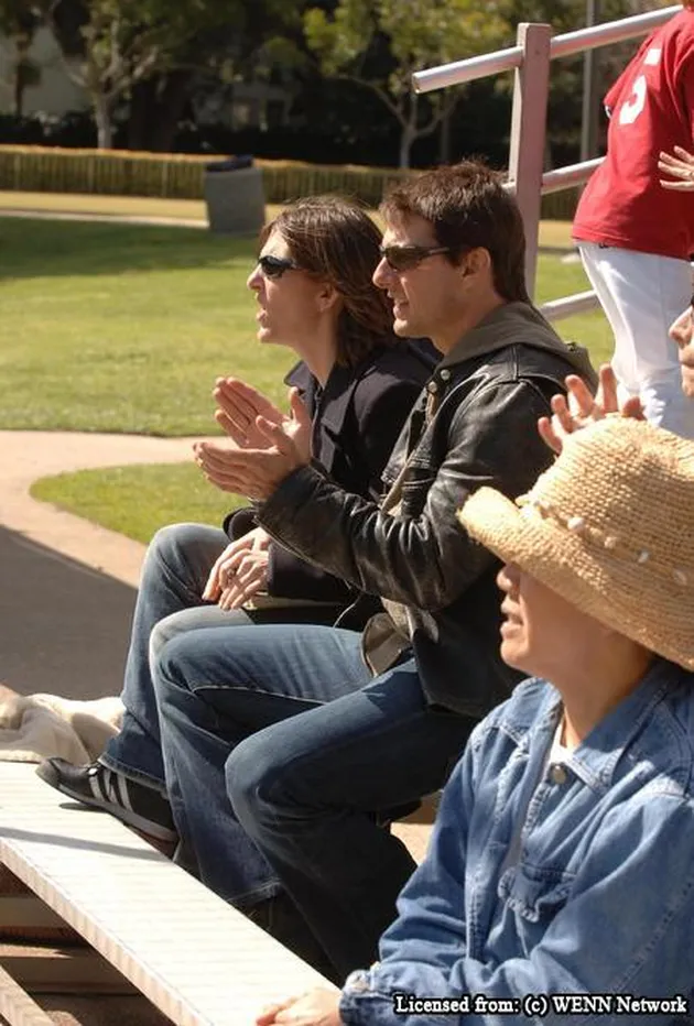 tom cruise dan katie holmes di lapangan bisbol