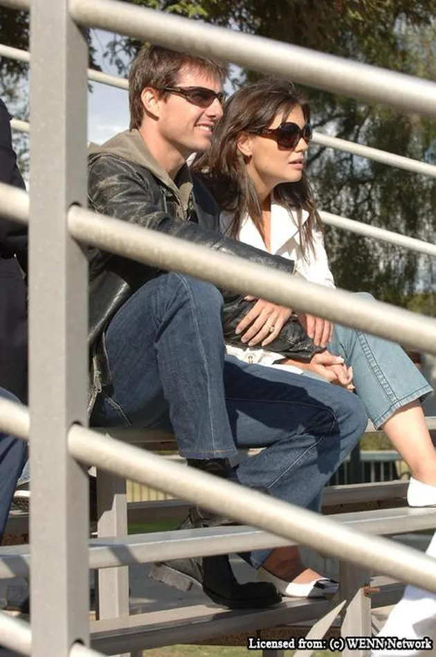 tom cruise dan katie holmes di lapangan bisbol