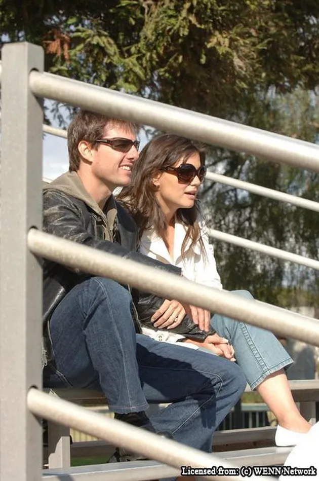 tom cruise dan katie holmes di lapangan bisbol