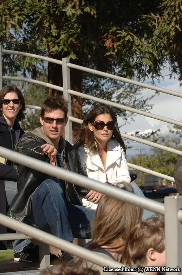 tom cruise dan katie holmes di lapangan bisbol