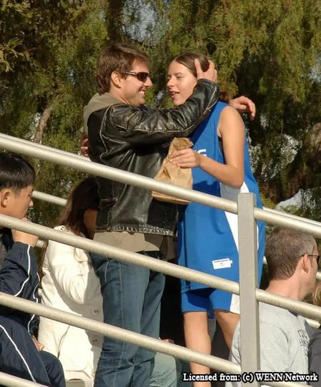 tom cruise dan katie holmes di lapangan bisbol