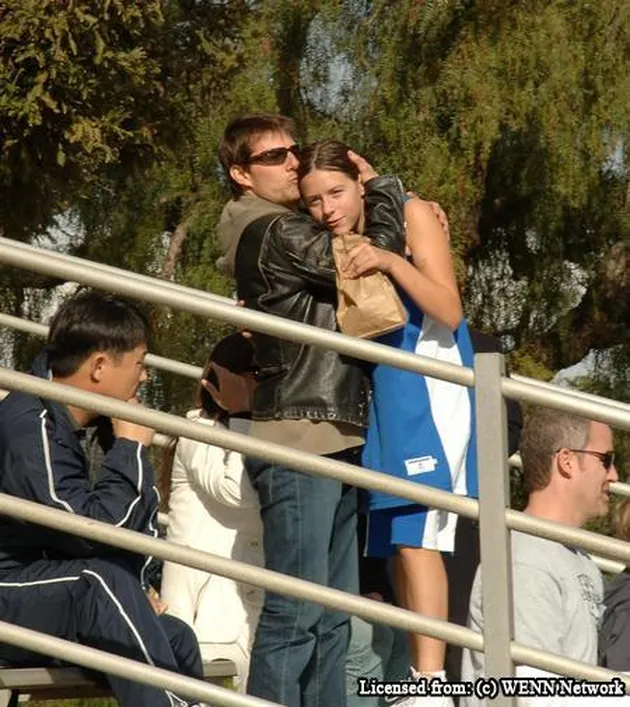 tom cruise dan katie holmes di lapangan bisbol