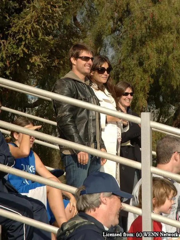 tom cruise dan katie holmes di lapangan bisbol