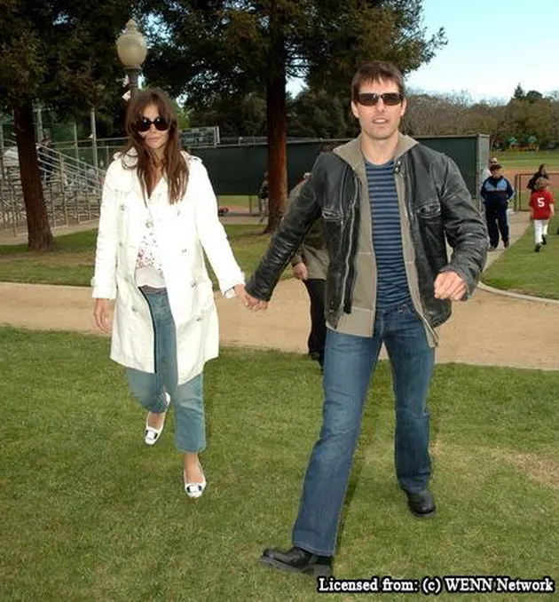tom cruise dan katie holmes di lapangan bisbol