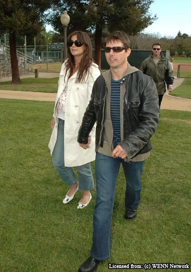 tom cruise dan katie holmes di lapangan bisbol