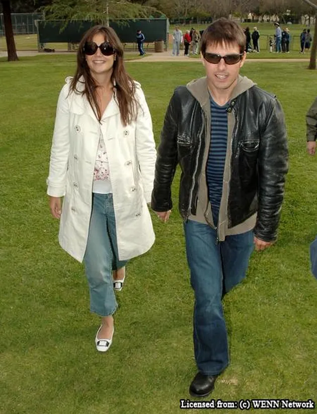 tom cruise dan katie holmes di lapangan bisbol
