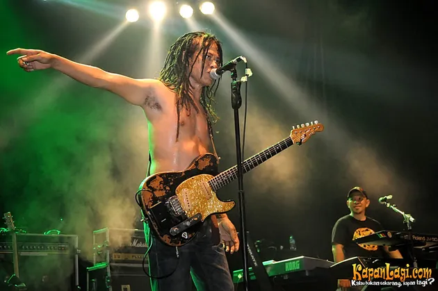 Tony Q Rastafara tampil di Summer Fest JakCloth 2013.