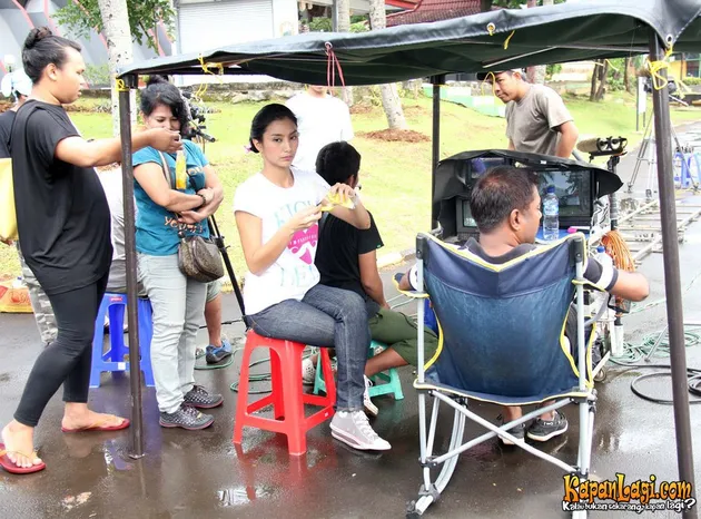 TYAS MIRASIH DI LOKASI SYUTING HIRO PEMBELA BUMI - KapanLagi.com
