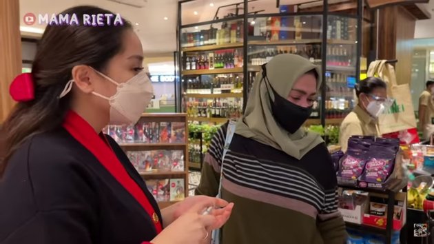 Monthly Money from Raffi Ahmad Reaches Rp200 Million, Here are 7 Pictures of Nagita Slavina Paying for Her Mother's Shopping - Mama Rieta: It's Nice to Have a Rich Daughter